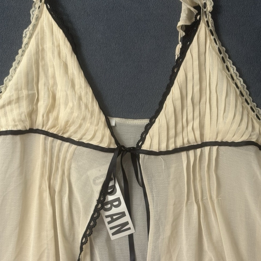 Kimchi Blue Urban Outfitters Pleated Chiffon Cami Top Cream Black Trim XL Y2K - Picture 3 of 9